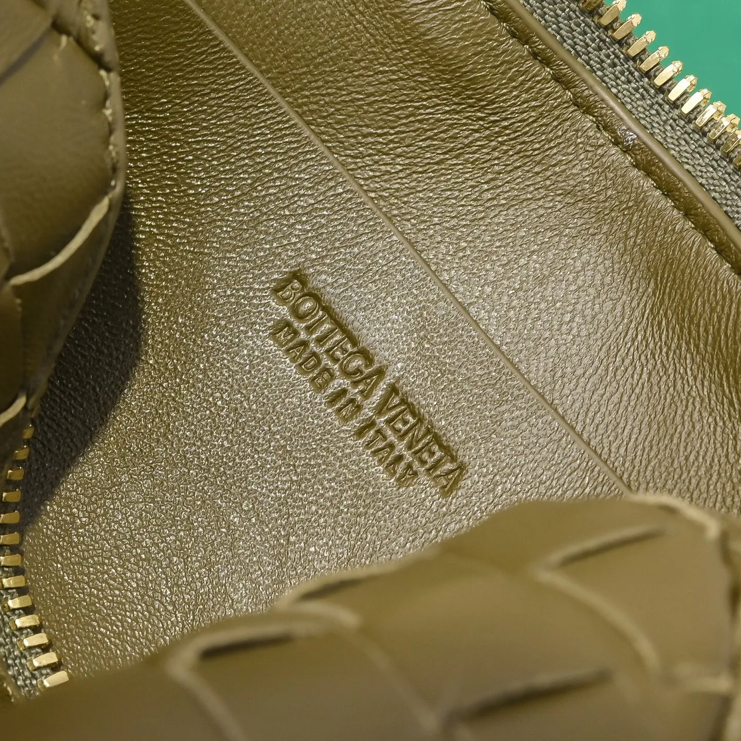 Batch 1260 #Bv The new Concert pouch is the most beautiful and practical mini bag I have ever seen 🎈 The bag body adopts the classic lntrecciato weaving process✅ It is equipped with a leather double-headed zipper, the opening is wide, easy to take and put, the shoulder strap knot can be slid to adjust the length freely, that is, 🉑️crossbody/underarm, and can be used as a clutch bag. Small body, large capacity, so practical! The key is that it is extremely versatile! Come and buy this small, exquisite, beautiful and versatile bag 👍 Model: 4258 Size: 18.5*11.5*8.5